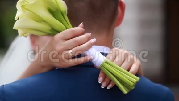 新娘手里拿着鲜花拥抱新郎视频的预览图
