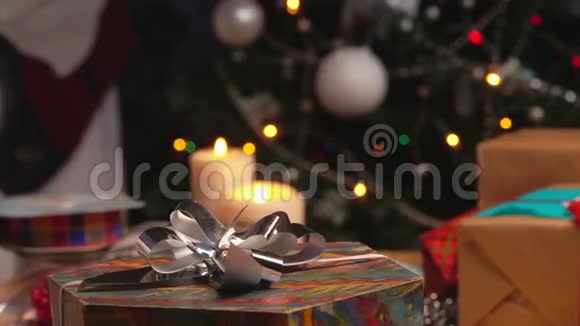 圣诞礼物的包装手视频的预览图