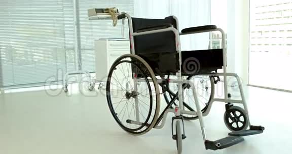 医疗室的黑色轮椅视频的预览图