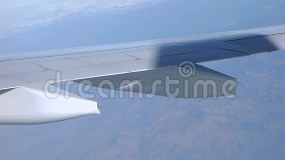 从飞机窗口观看机翼上有尾影视频的预览图