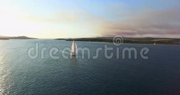 游艇在克罗地亚加莱斯尼亚克岛附近航行视频的预览图