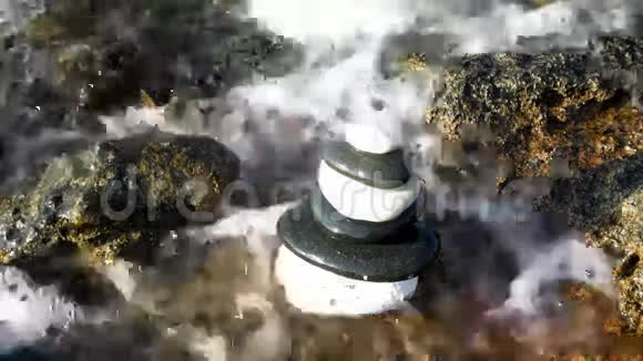 海波用黑白相间的石头洗成金字塔视频的预览图