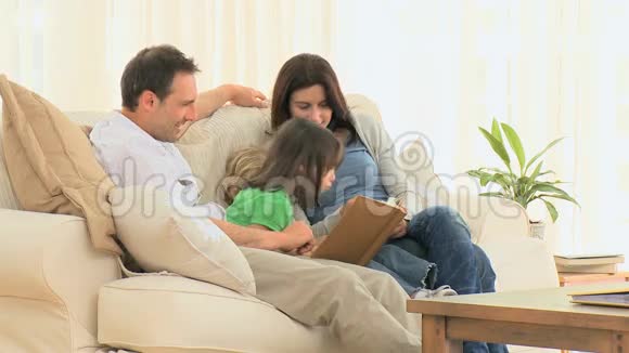 可爱的一家人在看相册视频的预览图