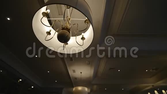 吊灯在餐厅的假日婚礼上房间里的灯光由一盏漂亮的吊灯装饰而成视频的预览图