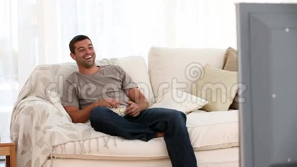 男人看电视当他的妻子在分手后回家视频的预览图