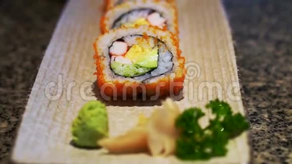 日本著名美食寿司卷视频的预览图