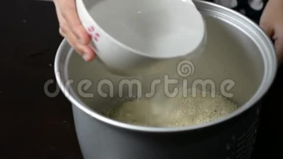 手洗白米饭视频的预览图