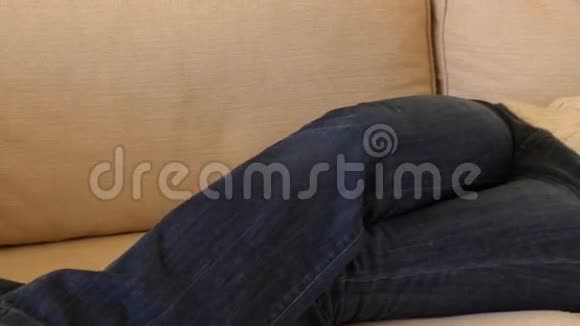 安静的女人躺在沙发上听音乐视频的预览图