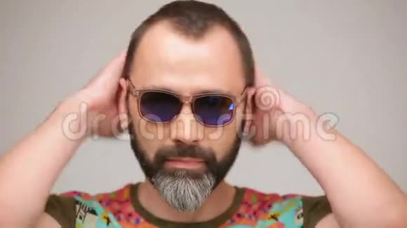 戴墨镜的成年胡须男视频的预览图