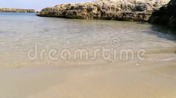 科斯塔梅拉塔海滩及其位于意大利奥斯特尼萨伦托的海湾视频的预览图