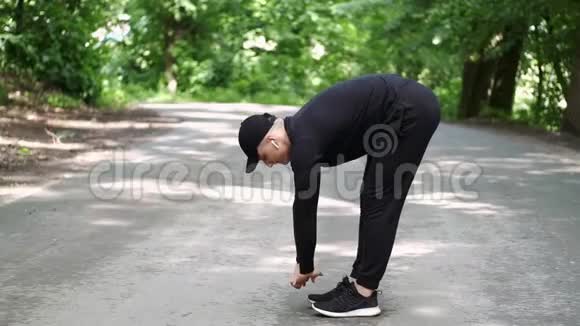 健身男子在锻炼前伸展视频的预览图