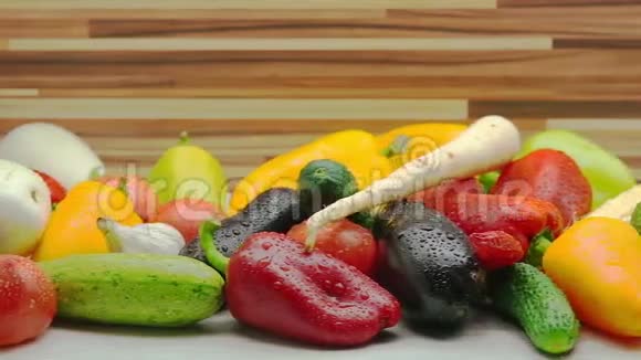 新鲜有机蔬菜的跟踪镜头视频的预览图
