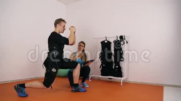 健身房的私人急救训练视频的预览图
