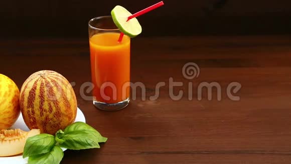 素食桌上摆着水果越南瓜青柠和果汁视频的预览图