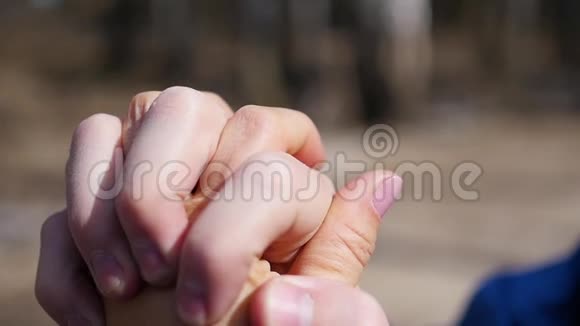 两个情人的特写男人和女人的细节剪影爱和幸福的概念视频的预览图