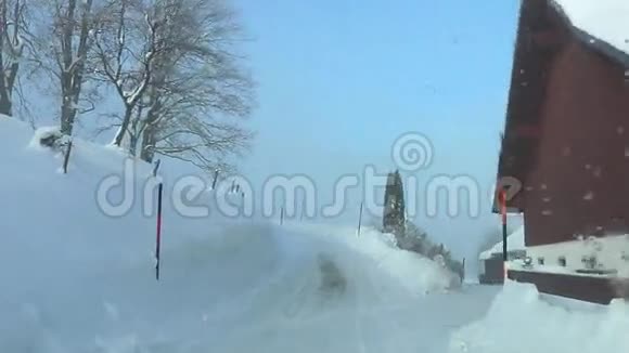 汽车驾驶高山街道冬季山在奥地利视频的预览图