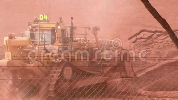 巨型拖拉机在威帕推铁矿石视频的预览图