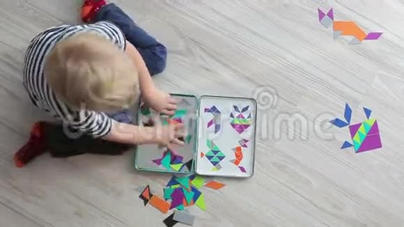 儿童玩拼图游戏的俯视图视频的预览图
