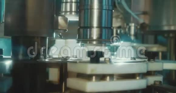 自动化化学瓶生产线上的机器视频的预览图