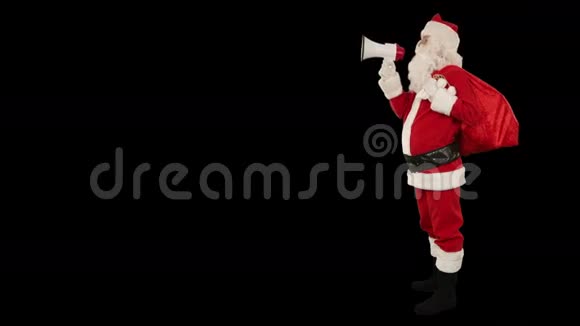 带着扩音器的圣诞老人宣布侧视反对黑色的股票录像视频的预览图