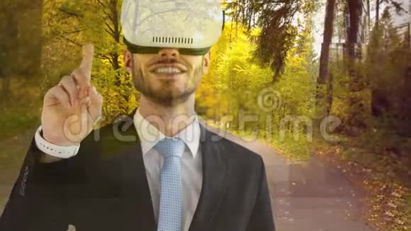 以森林为背景的虚拟现实视频的预览图