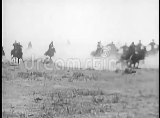 骑马的人在草原上疾驰视频的预览图