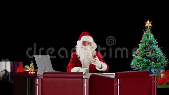 圣诞老人说话时间流逝对抗黑色股票镜头视频的预览图