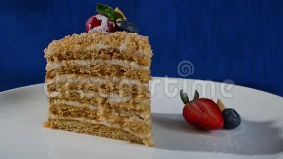 有草莓的分层蛋糕彩虹蛋糕特写分层蛋糕草莓短蛋糕视频的预览图