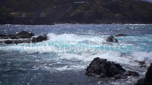 巨浪拍打着石滩视频的预览图