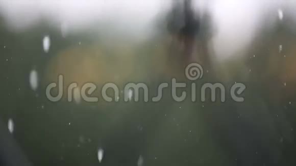 窗户外面下着大雨视频的预览图
