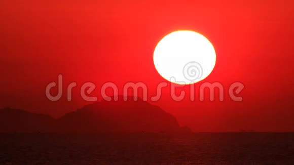 大红色太阳盘出现在云海后面的前景视频的预览图