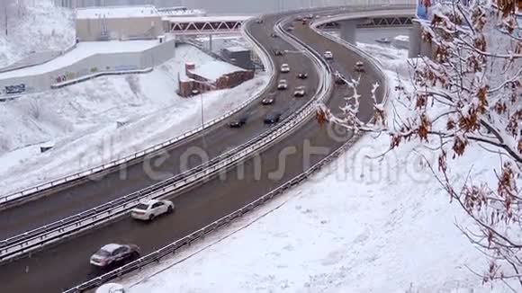 恶劣天气暴风雪高速公路上的车辆视频的预览图