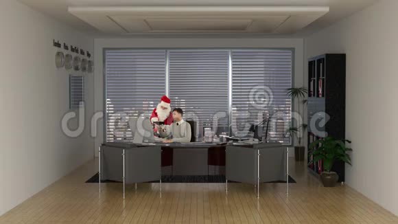 圣诞老人从一个年轻的商人那里得到网上购物建议视频的预览图