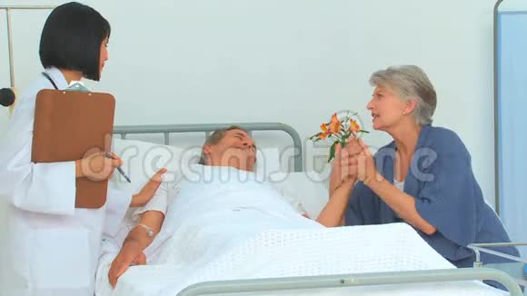 女人和她生病的丈夫和护士谈话视频的预览图