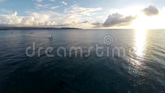 飞越海洋从日落旋转到海岸波拉凯菲律宾视频的预览图