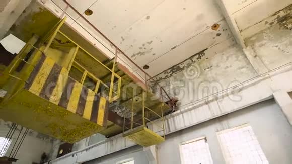 旧废弃厂房的工业内部视频的预览图