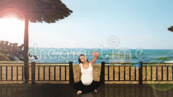 在海滩上锻炼的孕妇股票录像视频的预览图