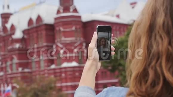 智能手机自拍青年学生游客自拍视频的预览图