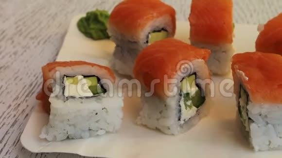 新鲜寿司卷白色背景上有三文鱼芝麻姜视频的预览图