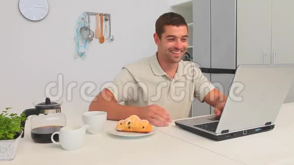 一个手提电脑的闲人在吃早餐视频的预览图