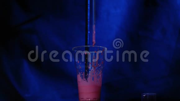 实验室容量瓶玻璃中的化学反应透明瓶中的化学粉红色试剂化学视频的预览图