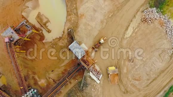 砂矿工作的挖掘机装载机采石场采矿机械视频的预览图