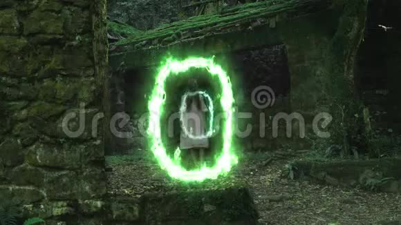 在一座茂密的森林中的一座旧房子的废墟中一个女孩的鬼魂出现了神奇的门户视频的预览图