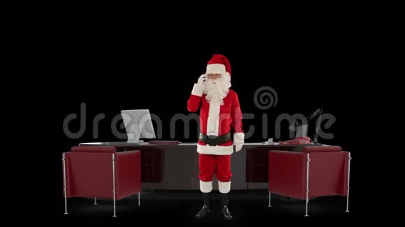 圣诞老人在他的现代圣诞办公室里用手机对着黑色的股票镜头说话视频的预览图