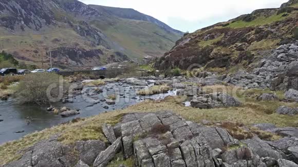 在英国北威尔士的斯诺多尼亚格温内德英国大不列颠及北爱尔兰联合王国与洛琳奥格文一起鸟瞰奥格文山谷视频的预览图
