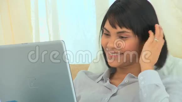 在笔记本电脑上聊天的女孩视频的预览图
