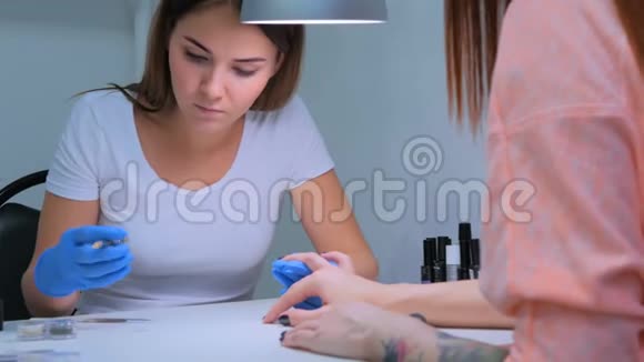 医生在美容院治疗病人在指甲上画画视频的预览图