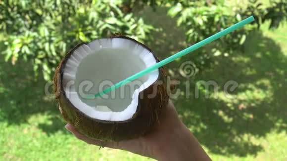 新鲜椰子饮料视频的预览图