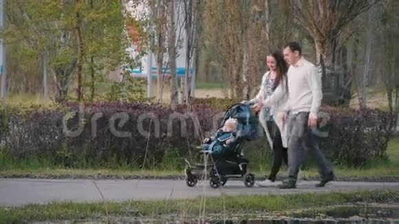 有孩子的年轻家庭在公园散步视频的预览图