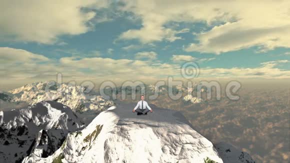 商人在云层上方的山顶上沉思慢慢上升股票录像视频的预览图